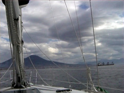 Corricella, il Vesuvio di prua e la portacontainer